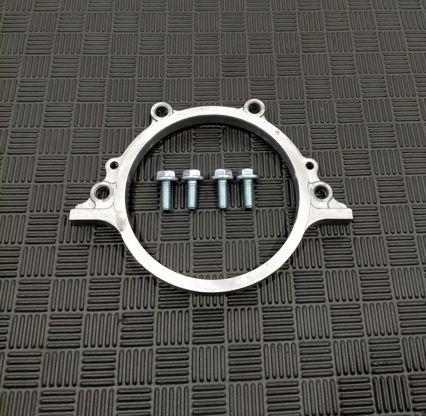 1FZ-FE LANDCRUISER REAR MAIN SEAL CARRIER AND NEW BOLTS